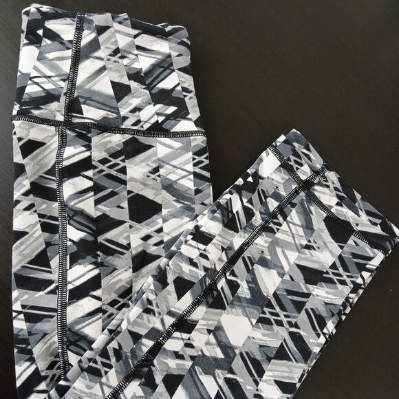 Victoria Sport Pants - Victoria Sport VSX Knockout Capri Leggings M geometric black white activewear